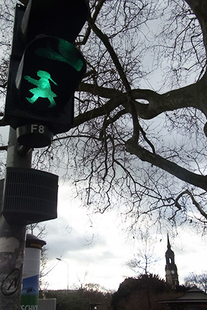 Grünes Licht: Ampelfrau am Dresdner Albertplatz